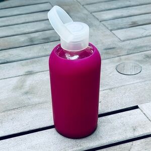 BKR • The Little Glass Water Bottle in Harlow Red ❤️ • 16 oz (500 ml)